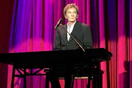 Barry Manilow mast